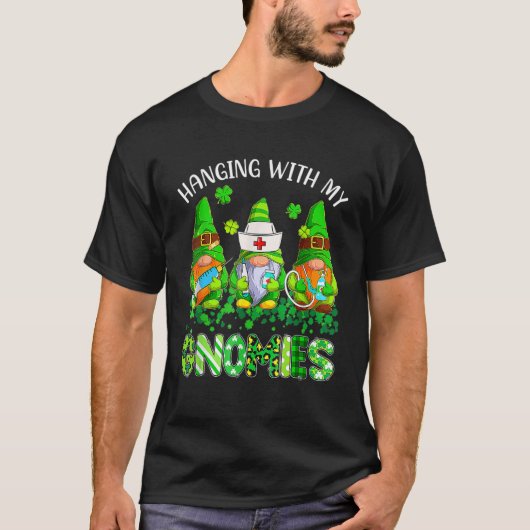 St Patricks Day Hanging With My Gnomies Nurse Stet Tシャツ (正面)
