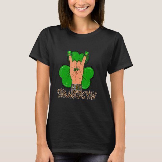 St. Patrick's Day Happy Go Lucky Green Shamrock Ir Tシャツ (正面)