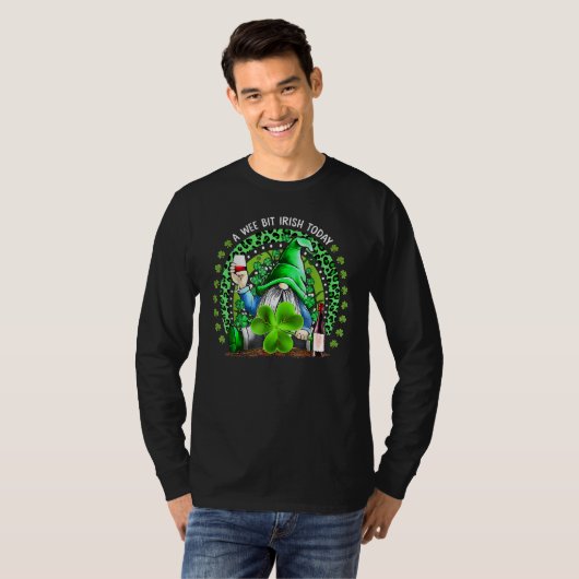 St Patrick's Day Irish Gnome Drink Wine Shamrock R Tシャツ (正面フル)