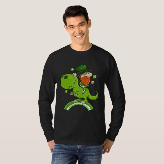 St Patricks Day Leprechaun Riding A Dinosaur Shamr Tシャツ (正面フル)
