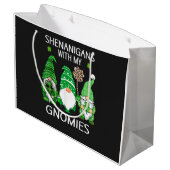 St Patricks Day Lucky Shamrock Leopard Gnomes  ラージペーパーバッグ (裏面アングル)