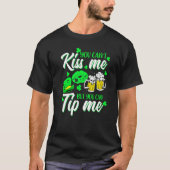 St Patrick's Day Lucky Shamrock Waitress Bartender Tシャツ (正面)