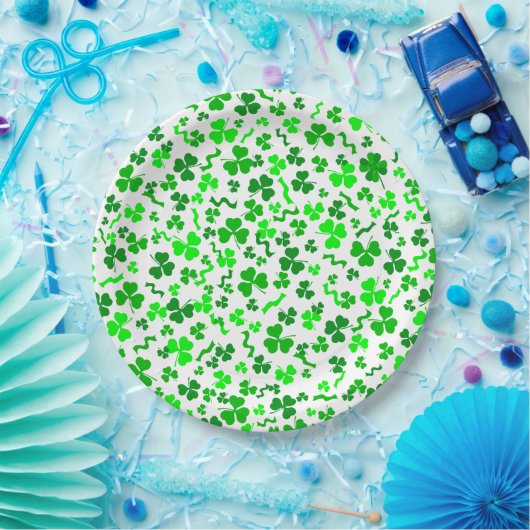 St Patrick's Day Lucky Shamrocks Confetti Pattern ペーパープレート (パーティー)