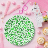 St Patrick's Day Lucky Shamrocks Confetti Pattern ペーパープレート (パーティー)
