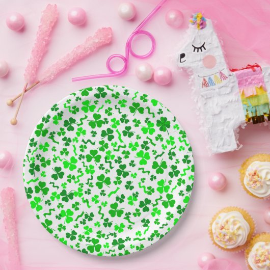 St Patrick's Day Lucky Shamrocks Confetti Pattern ペーパープレート (パーティー)