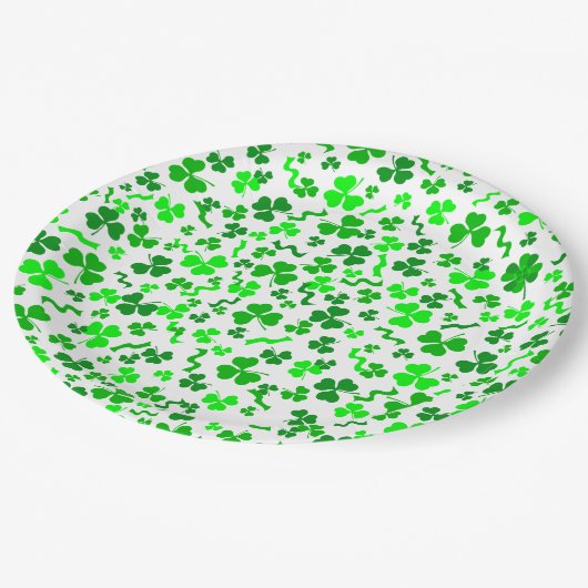 St Patrick's Day Lucky Shamrocks Confetti Pattern ペーパープレート (アングル)