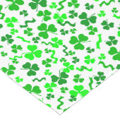 St Patrick's Day Lucky Shamrocks Confetti Pattern ロングテーブルランナー (コーナー)