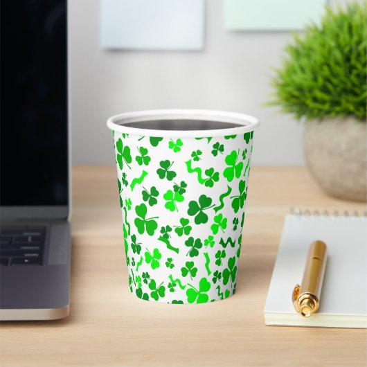 St Patrick's Day Lucky Shamrocks Confetti Pattern 紙コップ (インサイチュ)