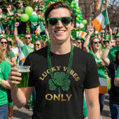 St Patrick's Day Lucky Vibes Distressed Shamrock Tシャツ