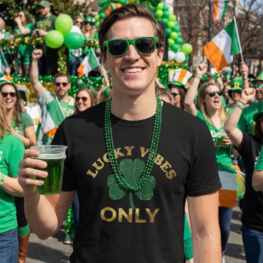 St Patrick's Day Lucky Vibes Distressed Shamrock Tシャツ