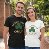 St Patrick's Day Lucky Vibes Distressed Shamrock Tシャツ
