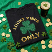 St Patrick's Day Lucky Vibes Distressed Shamrock Tシャツ