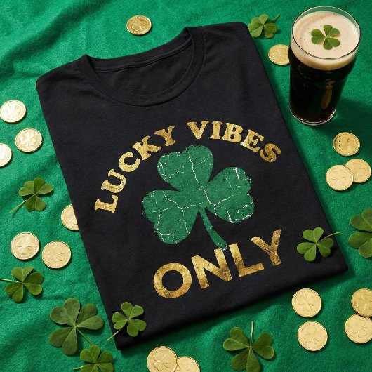 St Patrick's Day Lucky Vibes Distressed Shamrock Tシャツ
