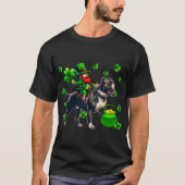 St Patrick's Day Man Riding Pit Bull Shamrocks Tシャツ (正面)