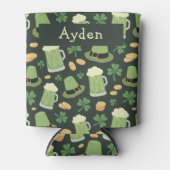 St Patricks Day Pattern Sláinte Funny Green Name 缶クーラー (正面)