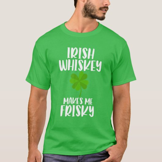 St Patrick's Day Tee Irish Whiskey Makes Me Frisky Tシャツ (正面)