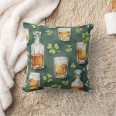 St. Patrick's Day Whiskey and Shamrocks Pattern クッション (ブランケット)