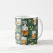 St. Patrick's Day Whiskey and Shamrocks Pattern コーヒーマグカップ (正面右)