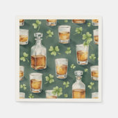 St. Patrick's Day Whiskey and Shamrocks Pattern スタンダードカクテルナプキン (正面)
