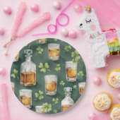 St. Patrick's Day Whiskey and Shamrocks Pattern ペーパープレート (パーティー)
