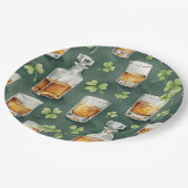 St. Patrick's Day Whiskey and Shamrocks Pattern ペーパープレート (アングル)