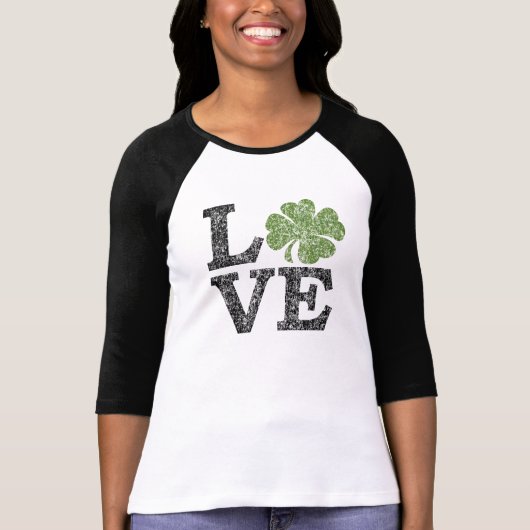 St patricks dayLOVE with shamrock Tシャツ (正面)