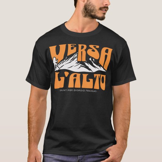 St Pier Giorgio Frassati Verso L'Alto Mountains Tシャツ (正面)