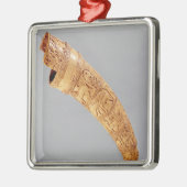 St. Serninの宝物からのoliphant、 メタルオーナメント (左)