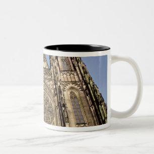 St. Vitusのカテドラルの正面 ツートーンマグカップ