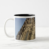 St. Vitusのカテドラルの正面 ツートーンマグカップ (左)