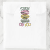 Stack of Cute Kawaii Macarons ラウンドシール (バッグ)