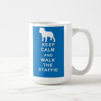Staffieは穏やかな歩行のStaffieのマグの誕生日を保ちます コーヒーマグカップ