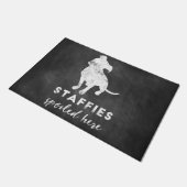 Staffiesはヴィンテージの黒板をここにだめにしました ドアマット (アングル)