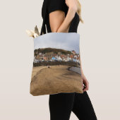 Staithes Harbour Beach and Village Front トートバッグ (クローズアップ)