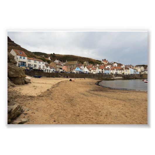 Staithes Harbour Beach and Village Front フォトプリント (正面)