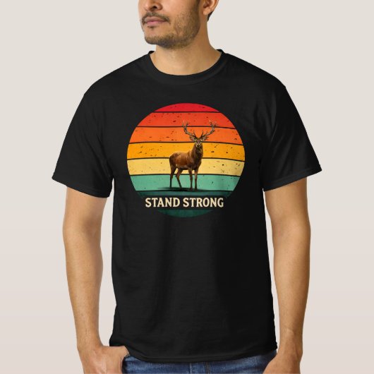 Stand Strong – Vintage Sunset Deer Wildlife Illust Tシャツ (正面)