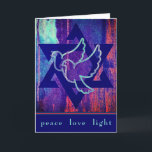 Star of David and Peace Doves Happy Hanukkah カード<br><div class="desc">2つのはっきりした平和な鳩を中心としたダビデの星。星は濃いサファイアブルー、鳩はライトアクア。背景には、アクア、ターコイズ、サファイア、紫、鮮やかなバラレッドなど、豊かな色の見事なブレンドがある。アートワークは布のような外観を持っているよう与えで、カードは質感と奥行き。内面挨拶:読ハヌカーで心の温かい願いを込めて、家やハート、そして世界の平和を祈る。ハッピーハヌカー！事前に設定された挨拶の下に簡単に名前を追加したり、自分の個人的な挨拶を追加する。デイビッドの美しい青い星が内側に離れある。必ず年内を更新して下さい。</div>