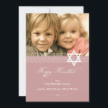 Star of David Hanukkahフォトフラットカード シーズンカード<br><div class="desc">クラシックモダン文字スタイル付きの星模様は、このハヌカーのカードを一種の一つにする。家族の写真を追加し、友人のためにパーソナライズする…</div>