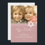 Star of David Hanukkahフォトフラットカード シーズンカード<br><div class="desc">クラシックモダン文字スタイル付きの星模様は、このハヌカーのカードを一種の一つにする。家族の写真を追加し、友人のためにパーソナライズする…</div>