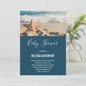 Starfish on a sandyビーチ写真ベビーシャワー 招待状 (スタンド正面)