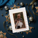 Starry 縁ど Hanukkahミニマルの写真 箔シーズンカード<br><div class="desc">「伝統的happy hanukkah」と編集可能な署名と箔で年とダビデのフレームのスター実在。メッセージまたは写真を背面に追加。金ゴールド、シルバー、またはバラ金ゴールド箔から選択</div>