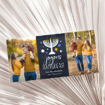 Starry Lights Hanukkahフォトカード カード<br><div class="desc">フェスティバルと可愛いハヌカーの写真カードには2枚の写真がお気に入りのある。ライトアップされた（ユダヤ教）メノラーと白、青、金ゴールドの星がアクセントになっているネイビーの青い背景に、白いレタリングの中央に「Joyous Hanukkah」が登場する。下の名前で白いレタリングでパーソナライズ</div>
