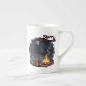 Starry Warmth - Lumberjack Anime Boy by Campfire ボーンチャイナマグカップ (右)
