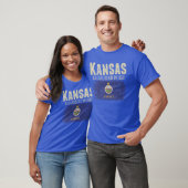 State of Kansas Apparel with flag on a distressed  Tシャツ (ユニセックス)