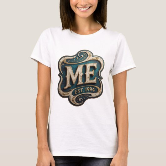 Statement Gold ME EST 1994 テキストデザイン Tシャツ (正面)