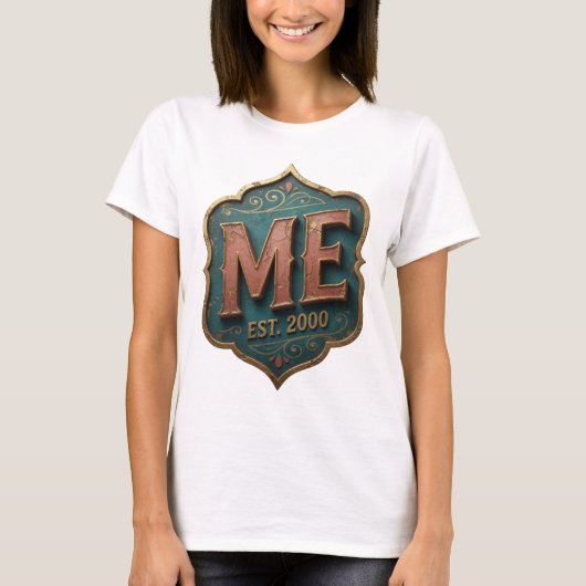 Statement Gold ME EST 2000 引用デザイン Tシャツ (正面)