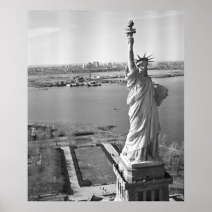 Statue of Liberty Black and White Photograph ポスター