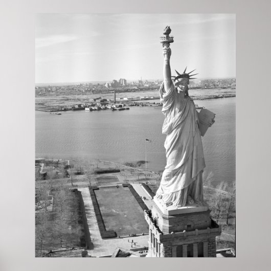 Statue of Liberty Black and White Photograph ポスター (正面)
