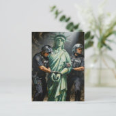 Statue of Liberty Gets Arrested Postcard ポストカード (スタンド正面)