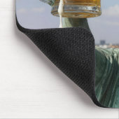 Statue of Liberty Holding Up a Beer Mug マウスパッド (コーナー)